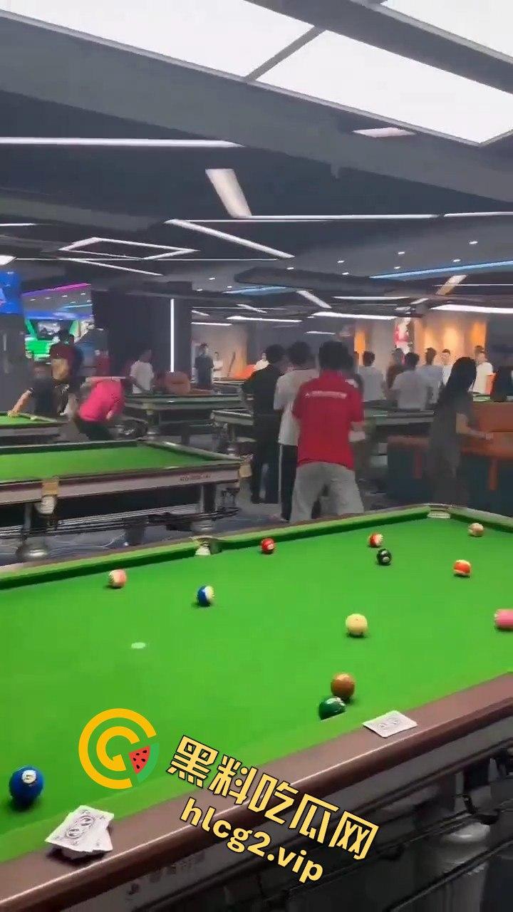 台球厅上演武林风！因输两局发生冲突，三根球杆被打断！-11