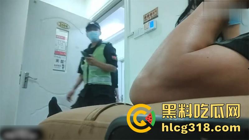 足浴店加钱操女技师，中途警察闯入直接吓软，吓的技师不敢脱衣服，直接掰开热裤无套插入！-3