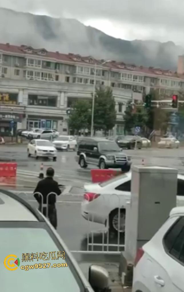 河北张家口马路地陷，车主猛踩油门到底都冲不上来，路面的水一直向下流，警察再不来人都要淹死了！-1