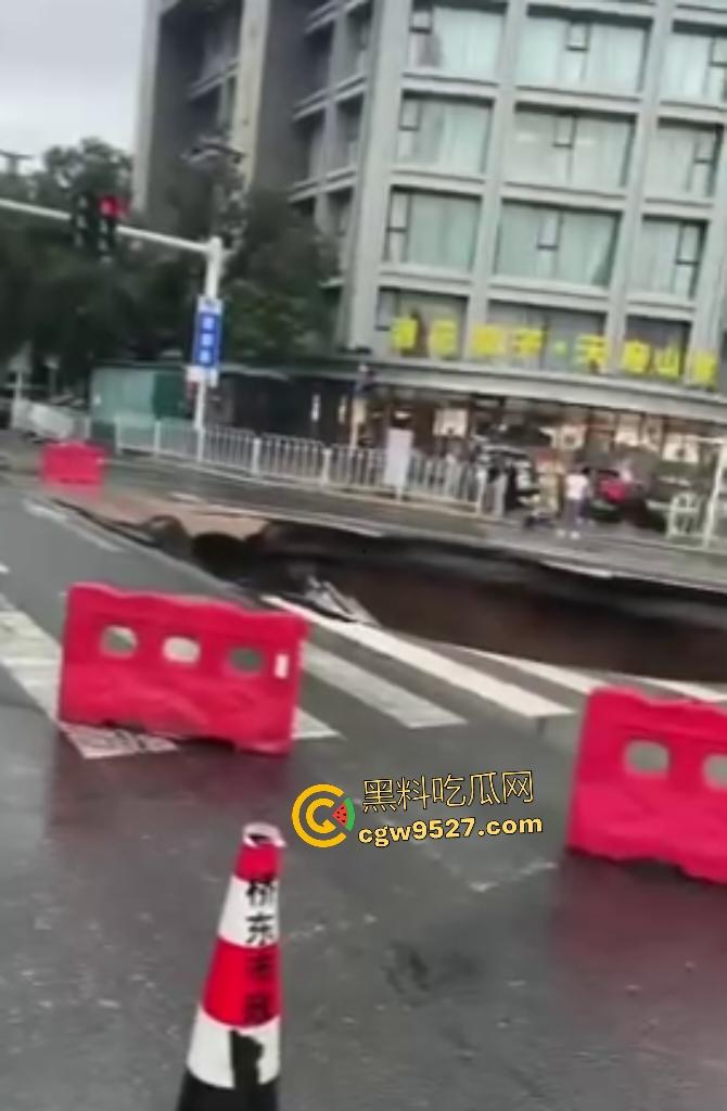 河北张家口马路地陷，车主猛踩油门到底都冲不上来，路面的水一直向下流，警察再不来人都要淹死了！-2