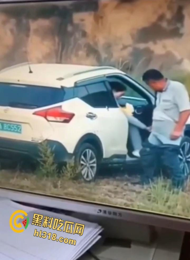 广州8C552车震门!野生激战被当场捕获,狗男女荒山野岭副驾做爱,结束后还当街穿衣 !-3