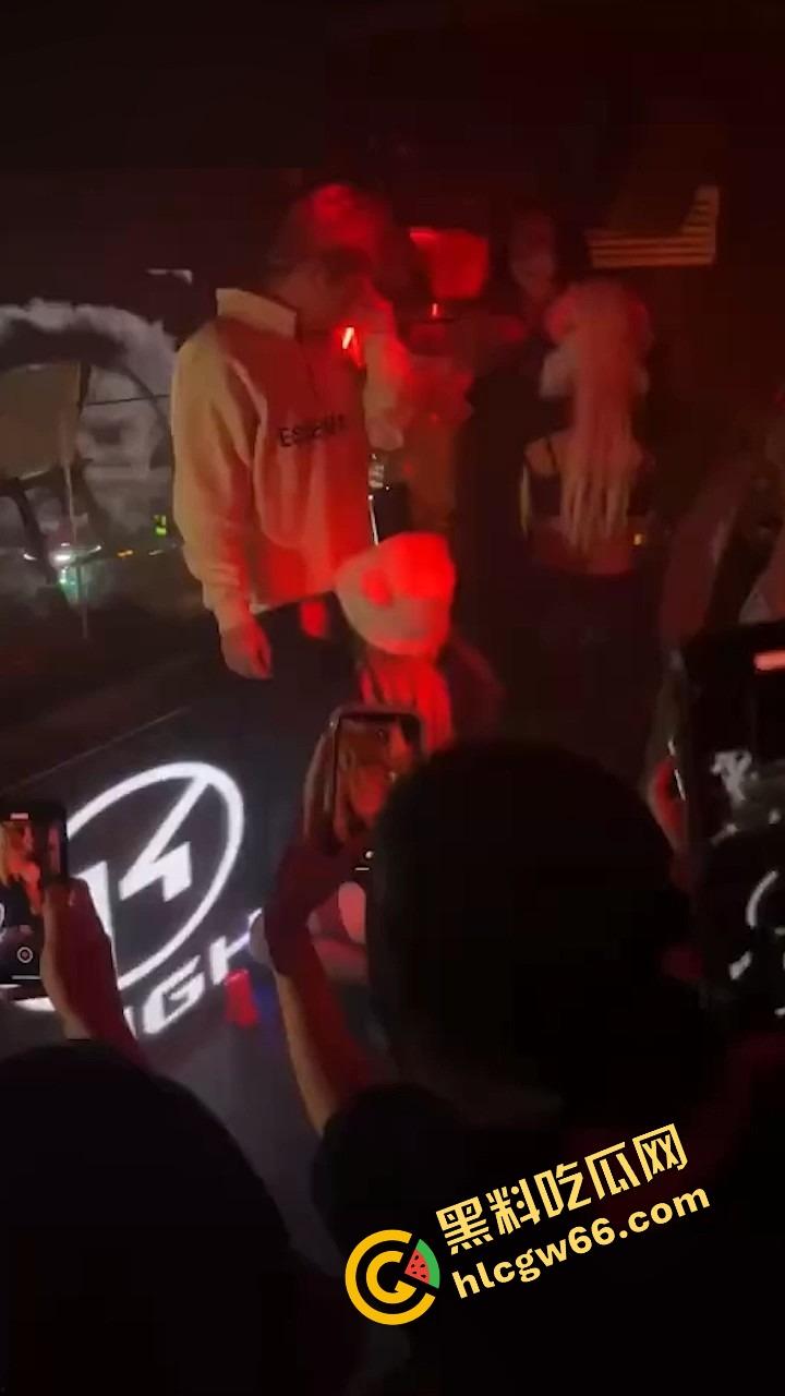 江西精神小妹在酒吧大厅被灌醉玩到失控,含着鸡巴跪地在大厅口爆,卡座当场脱裤子玩3P!-3