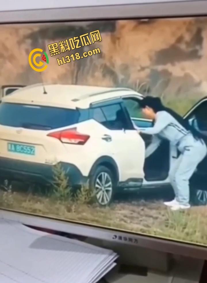 广州8C552车震门!野生激战被当场捕获,狗男女荒山野岭副驾做爱,结束后还当街穿衣 !-6