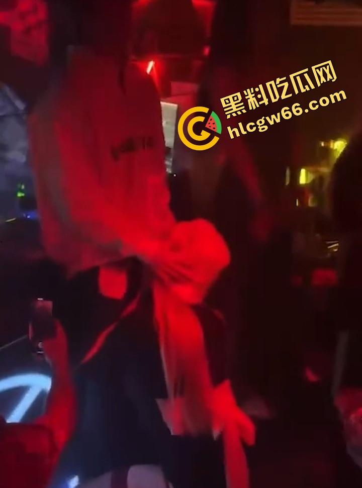 江西精神小妹在酒吧大厅被灌醉玩到失控,含着鸡巴跪地在大厅口爆,卡座当场脱裤子玩3P!-4