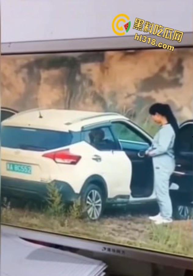 广州8C552车震门!野生激战被当场捕获,狗男女荒山野岭副驾做爱,结束后还当街穿衣 !-7