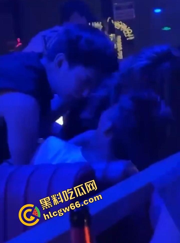 江西精神小妹在酒吧大厅被灌醉玩到失控,含着鸡巴跪地在大厅口爆,卡座当场脱裤子玩3P!-5