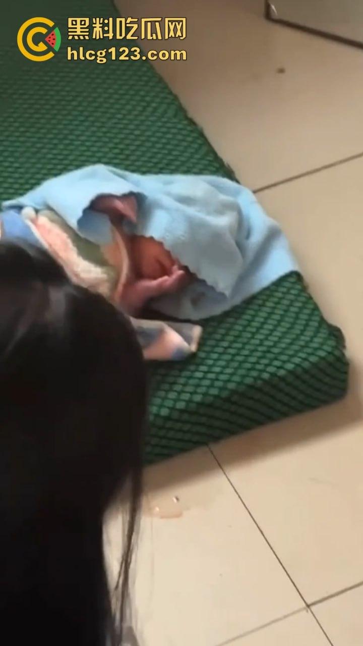 血腥慎入！令人发指在校女大学生突然在公厕临盆生孩子 又弃之不管！-4
