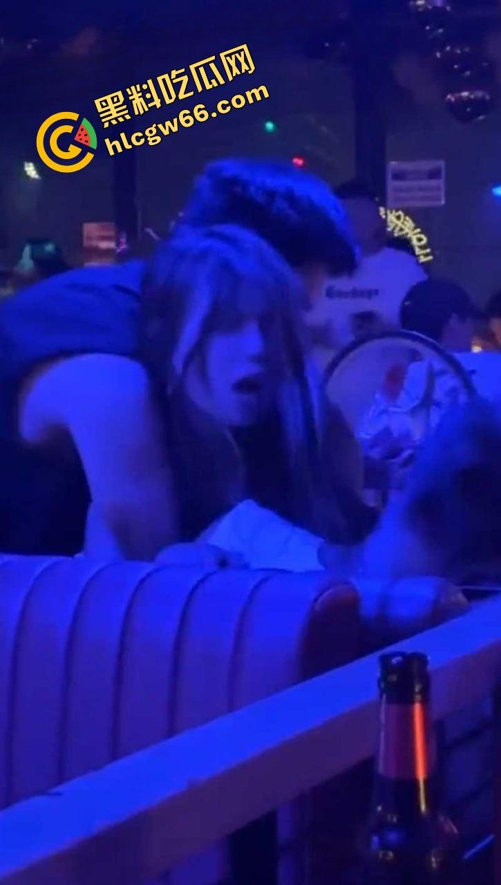 江西精神小妹在酒吧大厅被灌醉玩到失控,含着鸡巴跪地在大厅口爆,卡座当场脱裤子玩3P!-8