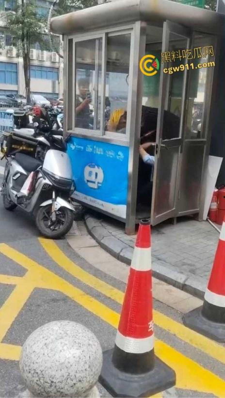 因电动车停放外卖员与保安发生口角，保安情绪失控，将外卖员王某拉扯倒地，未达轻微伤被行政拘留15日！-2