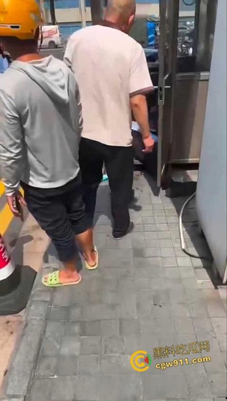 因电动车停放外卖员与保安发生口角，保安情绪失控，将外卖员王某拉扯倒地，未达轻微伤被行政拘留15日！-4