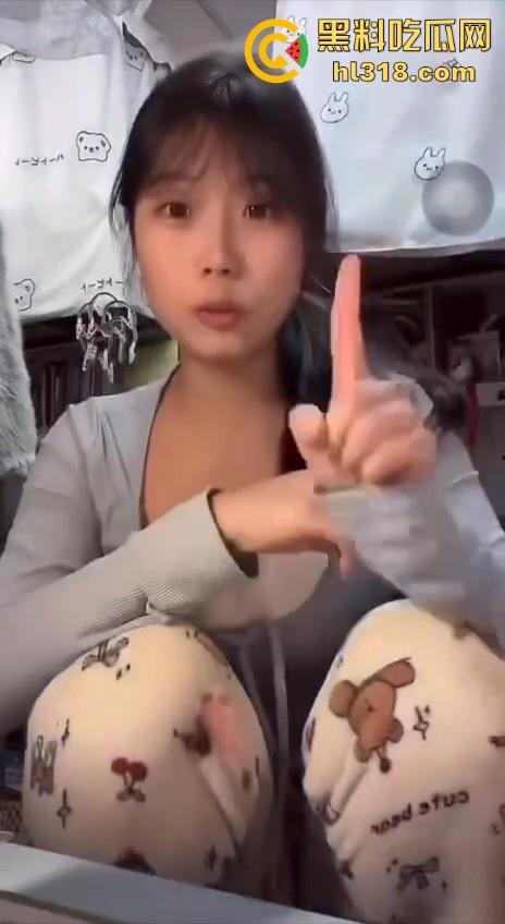 极品女大直播擦边卖货,硕大巨乳引人注目,都不知道她说什么了一心只盯着胸,眼睛移都移不开!-3