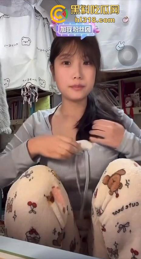 极品女大直播擦边卖货,硕大巨乳引人注目,都不知道她说什么了一心只盯着胸,眼睛移都移不开!-8