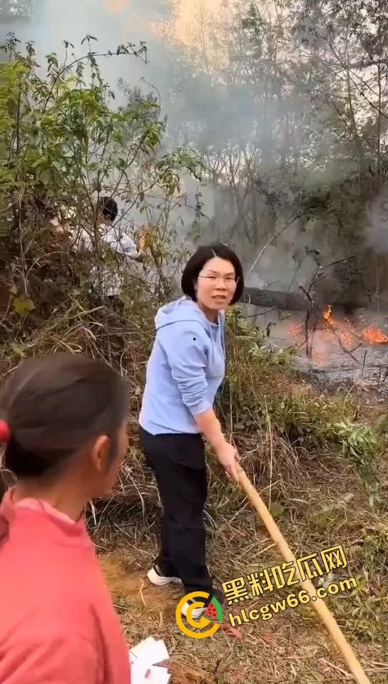 广西老表豪横上坟现场，不是祭祖，是直接给祖坟放高爆特效，十几个十万响鞭炮炸出烈焰战场！-1