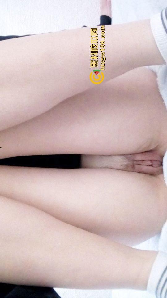 广东清远第一高中清纯反差高三学生【余消琪】调教视频曝光，满脸幼稚脸的高中妹妹，小穴非常粉嫩！-10