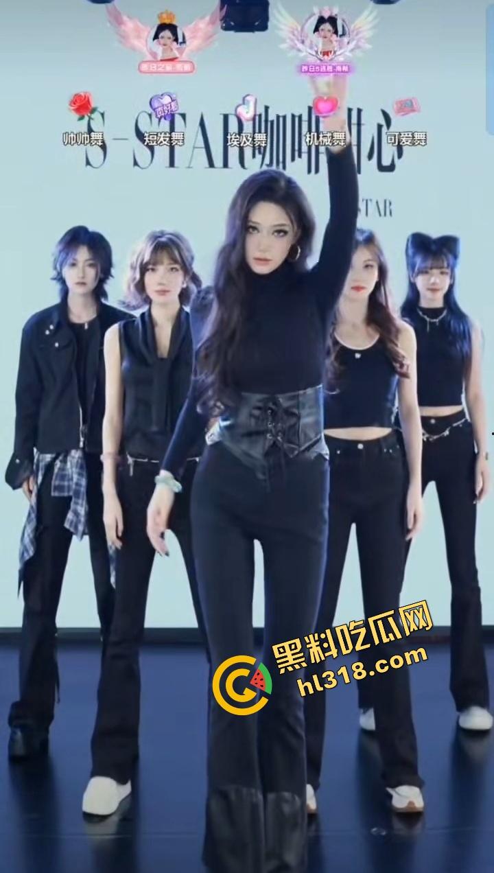 抖音团播跳舞激情过头，女主播衣服掉了俩奶子全露，自己还跳得贼开心，直播间直接封号！-6