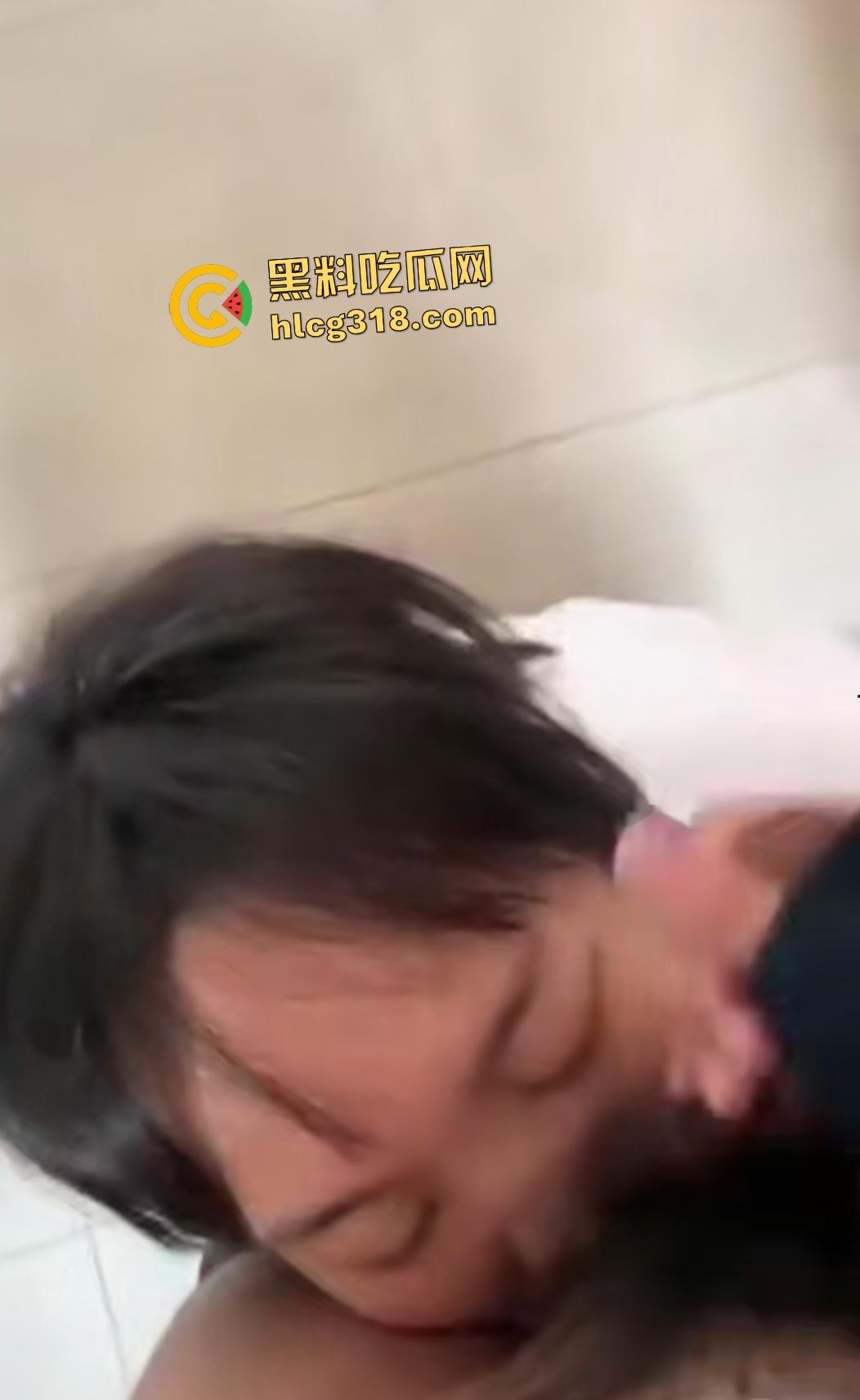 反差职校妹冒着退学的风险在教室口爆体育生,射完后还有精力去后入,体力真好!-2