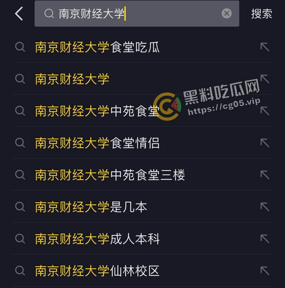 大学生真会玩！南京财经大学中苑食堂三楼 情侣在沙发上坐姿做爱被偷拍 不嫌害臊 还知道拿羽绒服挡一下-2