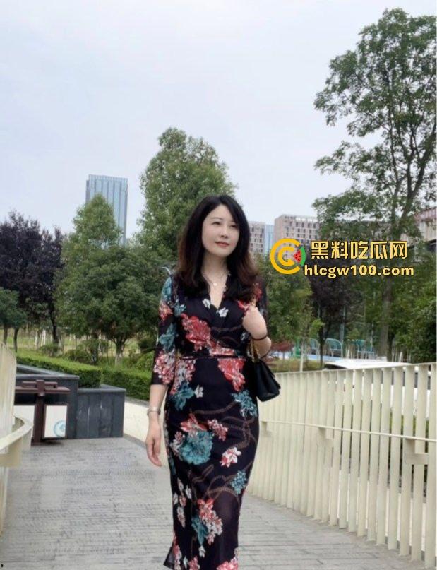 气质嫂子以身抵债，肉体500一次相当公道，老公欠债还不上，嫂子主动肉偿，乡里乡亲全来帮忙了！-2