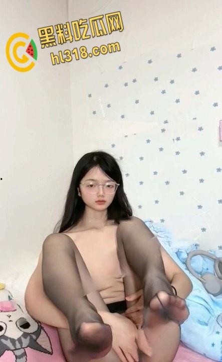 推特清纯女大【旖可小罗老师】,全身写满淫语教室狗趴,宿舍玩跳蛋娇喘连连,窗帘也挡不住小穴流水声-3