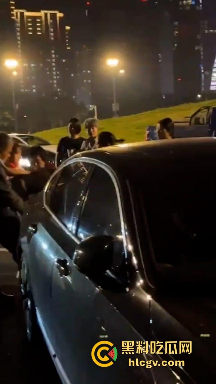 福州女子给已婚男发暧昧信息天天发骚 全家总动员婆媳联手抓小三 打成狗了这是!-1