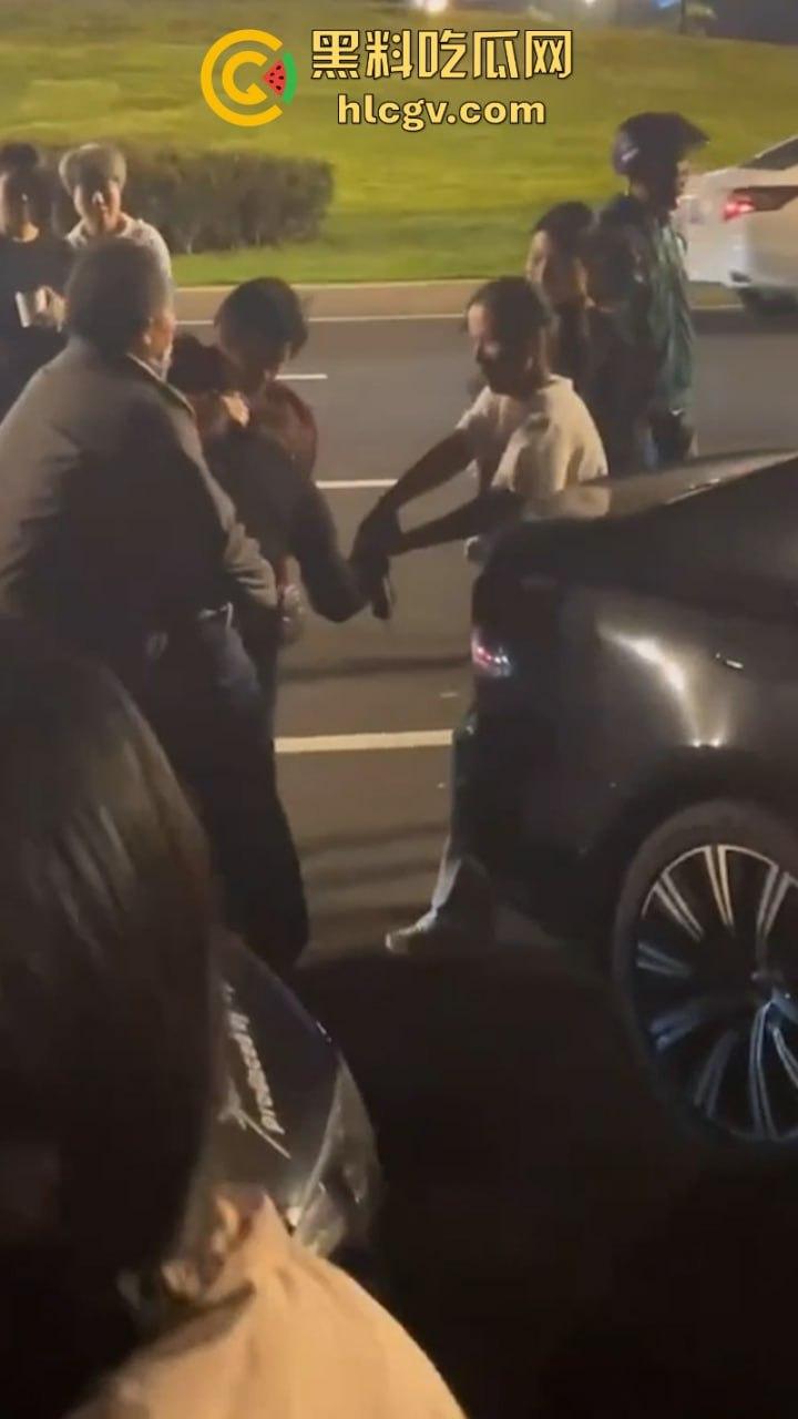 福州女子给已婚男发暧昧信息天天发骚 全家总动员婆媳联手抓小三 打成狗了这是!-8