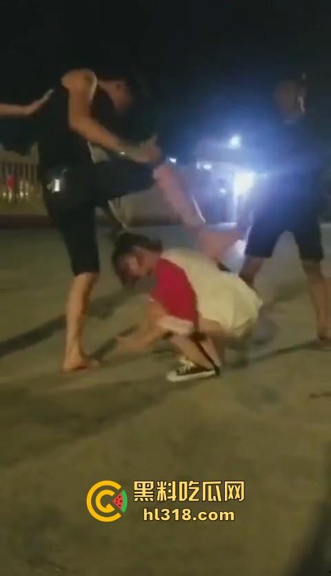 潮汕精神小伙围追堵截未成年小女孩,抓起来直接用鞋打,麻痹一群男人欺负一个小女孩算什么本事!-2