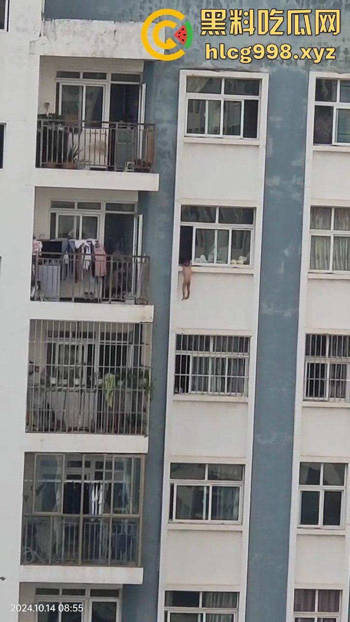 云南熊孩子坠窗命悬一线，吓得围观群众腿软，物业大哥成全场英雄！-3