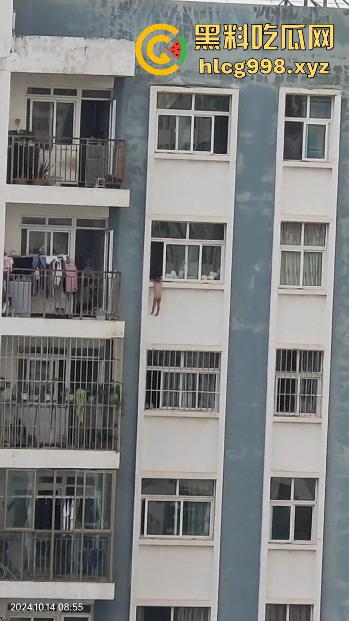 云南熊孩子坠窗命悬一线，吓得围观群众腿软，物业大哥成全场英雄！-8