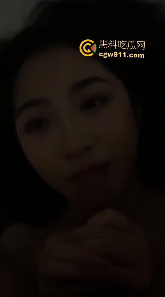 上海大学女神【闻静】，酒店楼道跪舔巨屌，背上被男友写满“母狗”字样，爸妈送你来上学当狗！-5