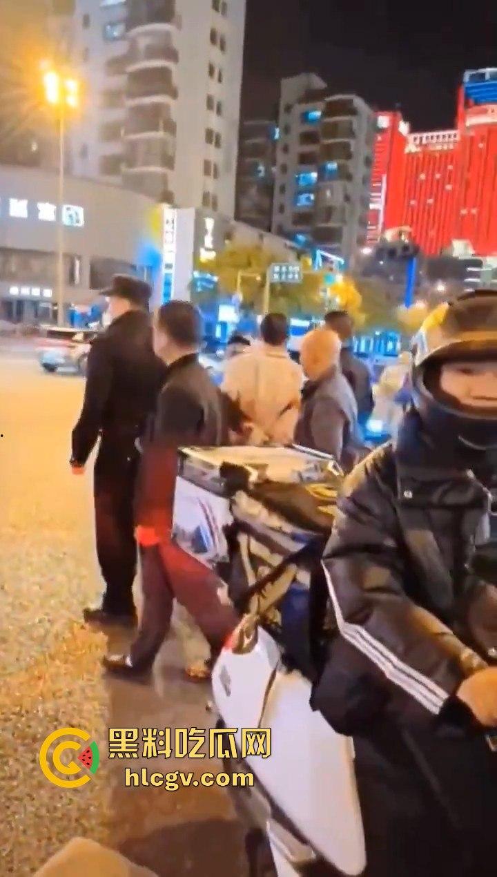 长沙星沙盼盼小学惊现人贩子！两人当街拐孩子，围观群众怒抓跑了一个！-4