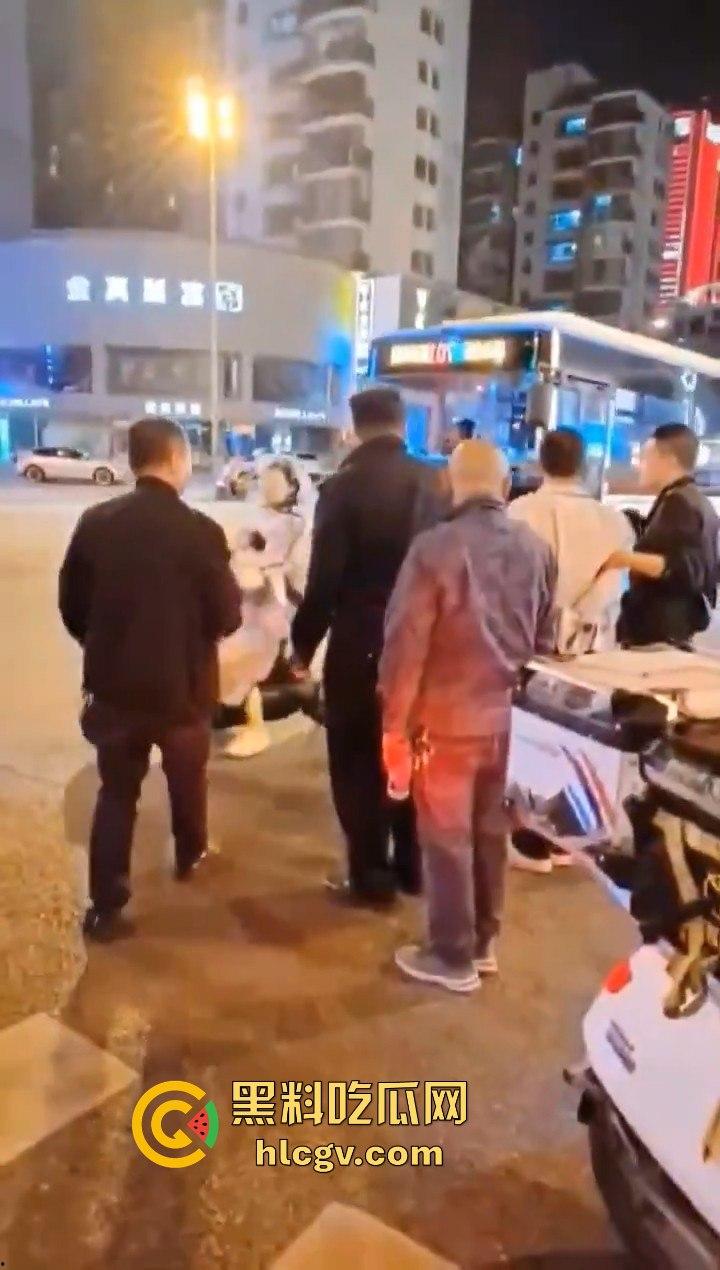 长沙星沙盼盼小学惊现人贩子！两人当街拐孩子，围观群众怒抓跑了一个！-5