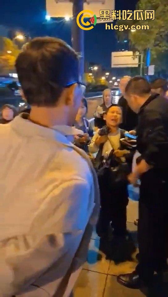 长沙星沙盼盼小学惊现人贩子！两人当街拐孩子，围观群众怒抓跑了一个！-8