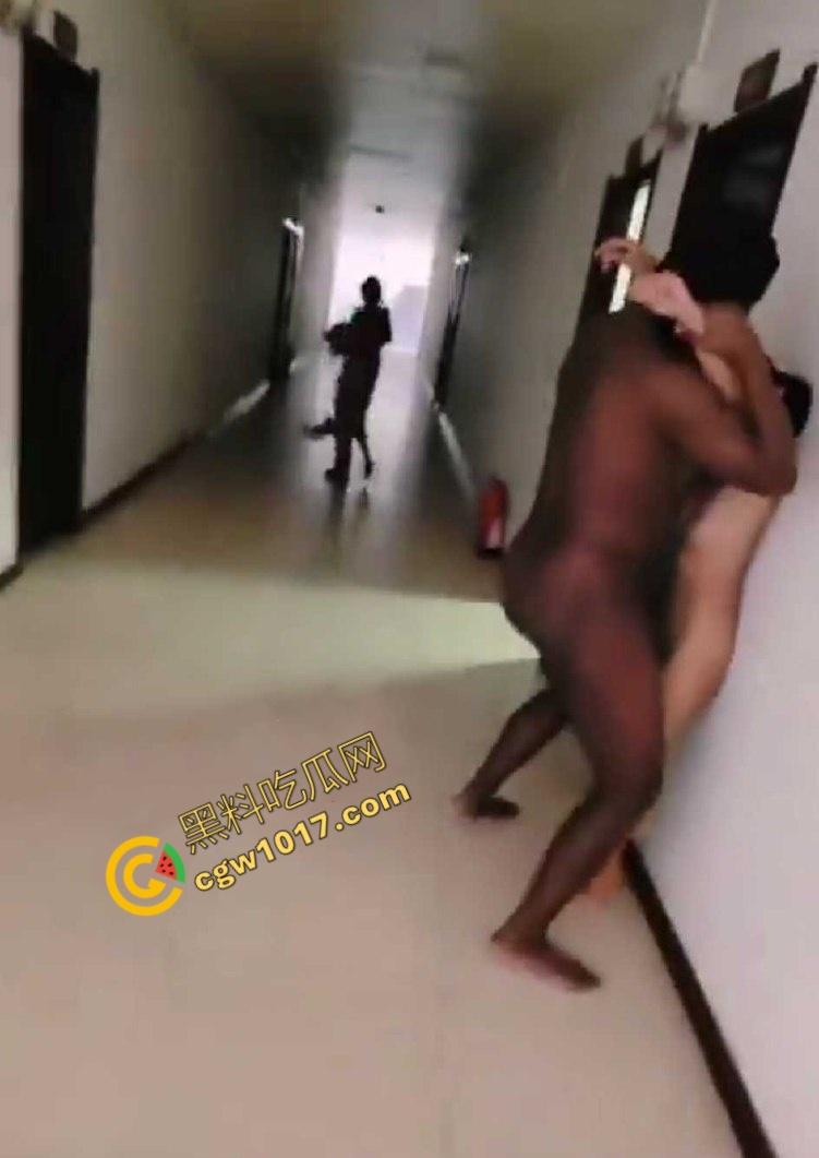 酒店走廊劲爆狂操！黑人巨屌横扫小仙女，巨无霸肆虐，淫荡火花四溅，保洁阿姨惊吓逃命！-4