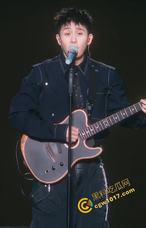 顶流男歌手【焦迈奇】密室调教视频震惊娱乐圈，腹肌男神被资本大佬如狗般玩弄，表情从抗拒到享受，炸裂网络！-2