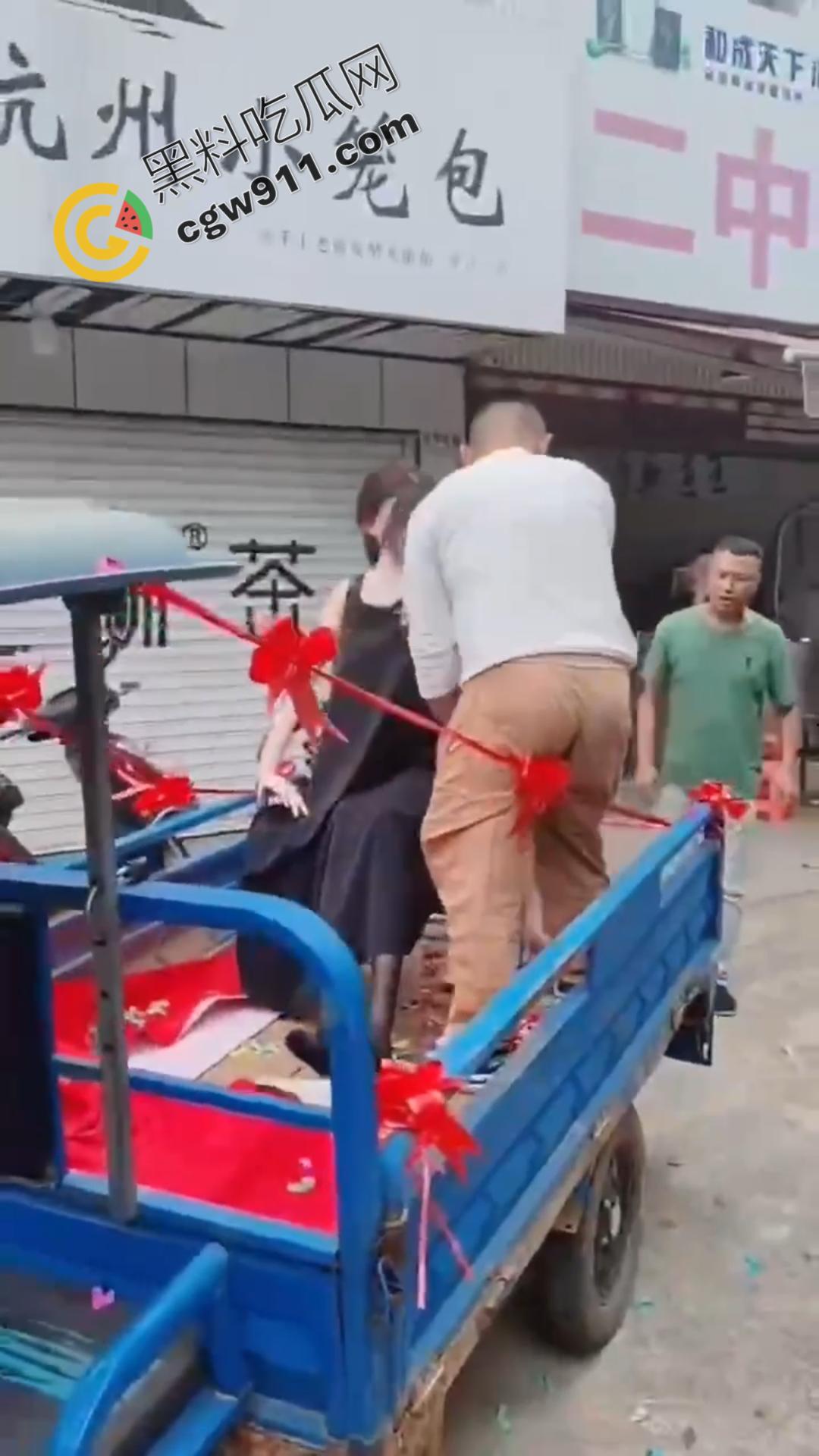 疯狂新潮！男人与充气娃娃狂热交欢，大操大办婚宴，现场嘉宾欢呼不断，意乱情迷的狂欢场面曝光！-4