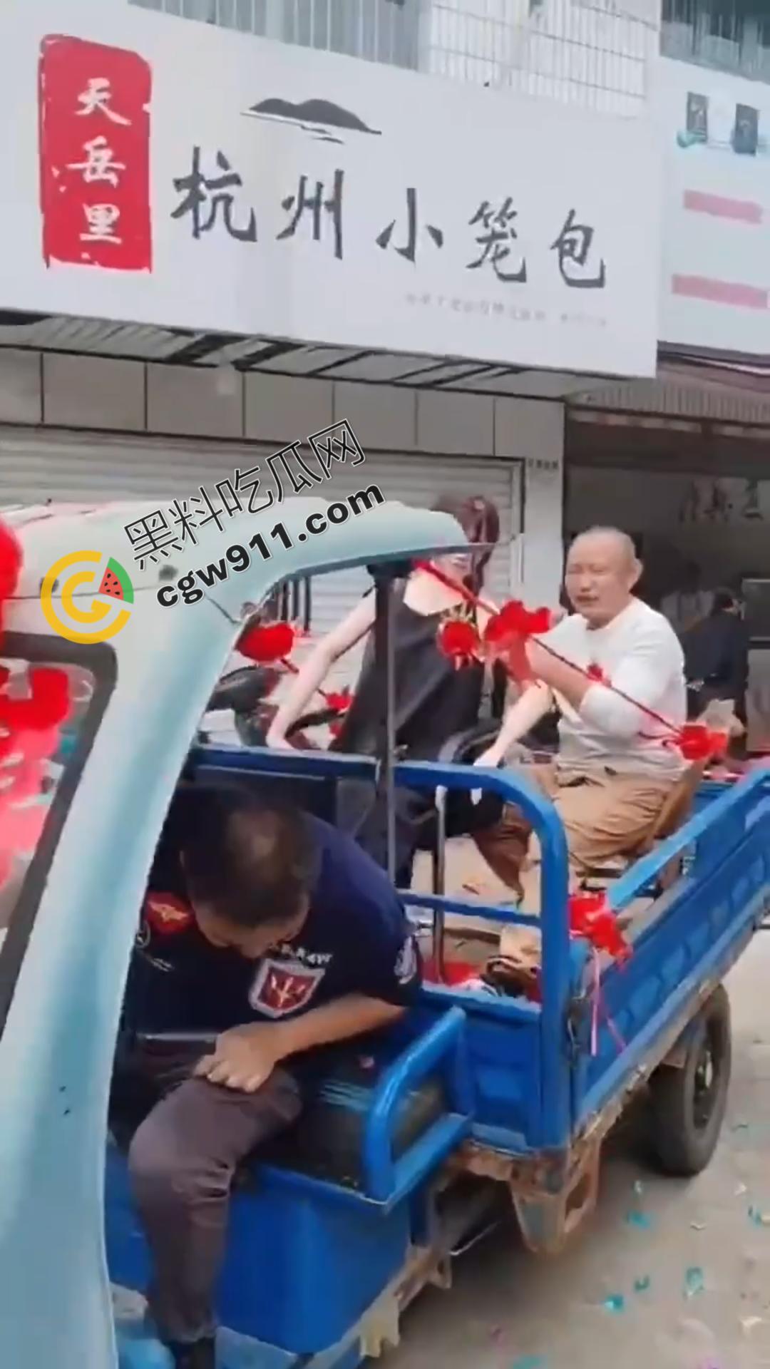 疯狂新潮！男人与充气娃娃狂热交欢，大操大办婚宴，现场嘉宾欢呼不断，意乱情迷的狂欢场面曝光！-6