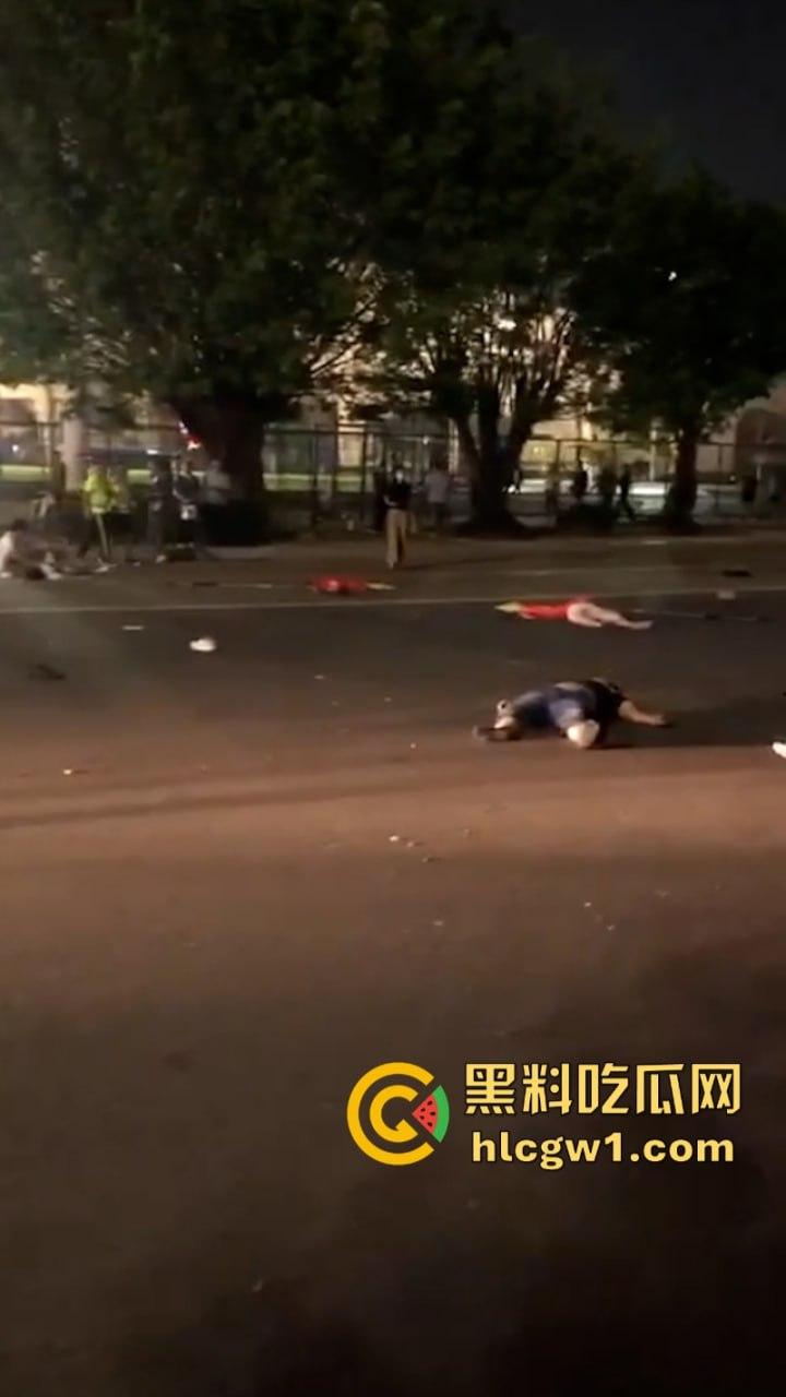 广东珠海体育场一男子突然发狂开车冲撞众人 多人惨遭碾压 血腥现场视频流出 死了一大片？-26