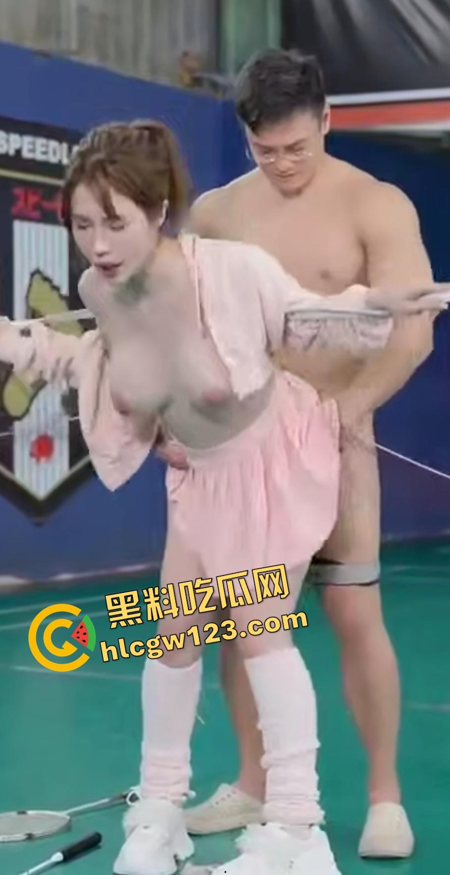 巨乳BBW白虎妹体育馆打完球就开操?虎啸龙吟响彻羽毛球馆,肌肉猛男操到高潮突然泄力!-8