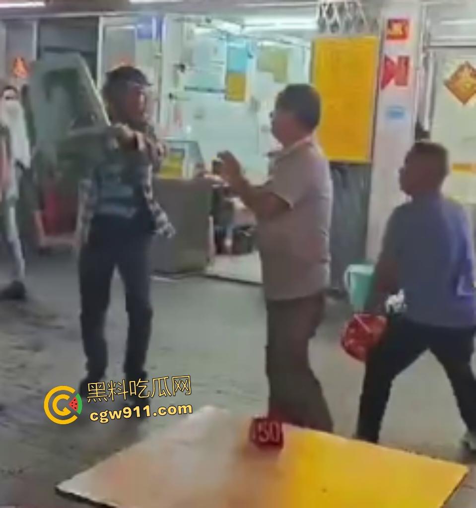 珠海街头美食引发血战KO,头盔哥板凳爆头砸倒对手瞬间昏迷,劝架老大哥摔地膝盖出血!-2