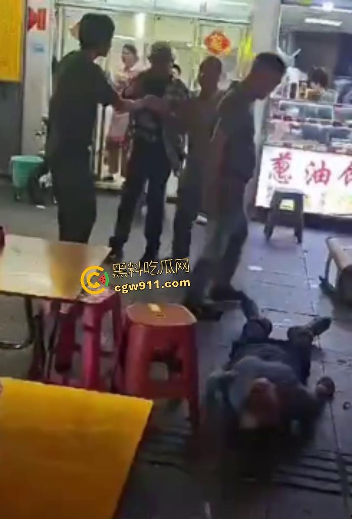 珠海街头美食引发血战KO,头盔哥板凳爆头砸倒对手瞬间昏迷,劝架老大哥摔地膝盖出血!-5