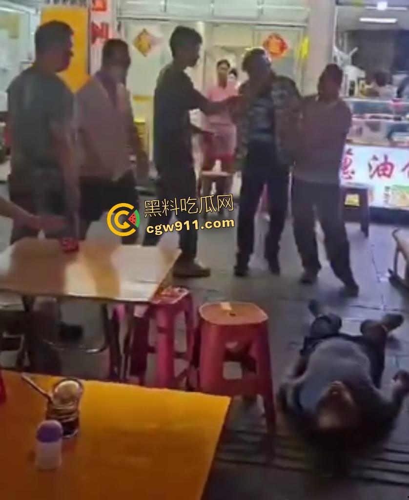 珠海街头美食引发血战KO,头盔哥板凳爆头砸倒对手瞬间昏迷,劝架老大哥摔地膝盖出血!-6