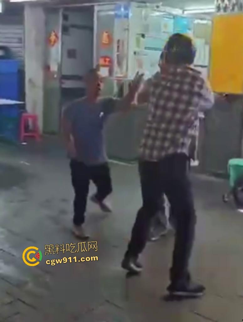 珠海街头美食引发血战KO,头盔哥板凳爆头砸倒对手瞬间昏迷,劝架老大哥摔地膝盖出血!-7