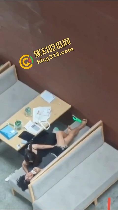 还是大学生最会玩，图书馆不光能看书，还能啪啪，书没翻一页，小穴倒是翻了个底朝天！-11