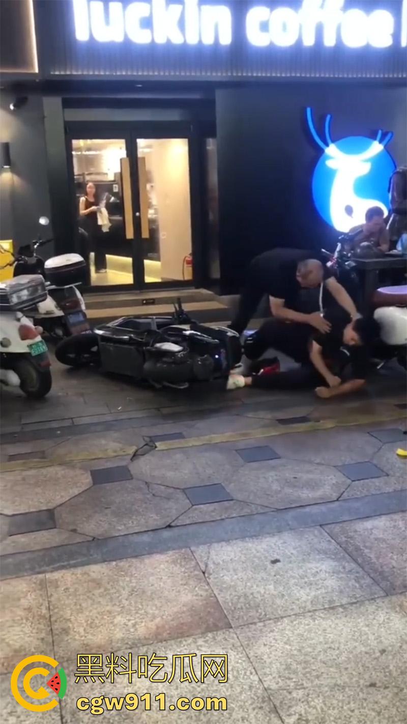 广西柳州瑞幸咖啡又火了，店主爆揍外卖小哥，站长出面后施暴者竟影帝上身，躺地上装死！-4