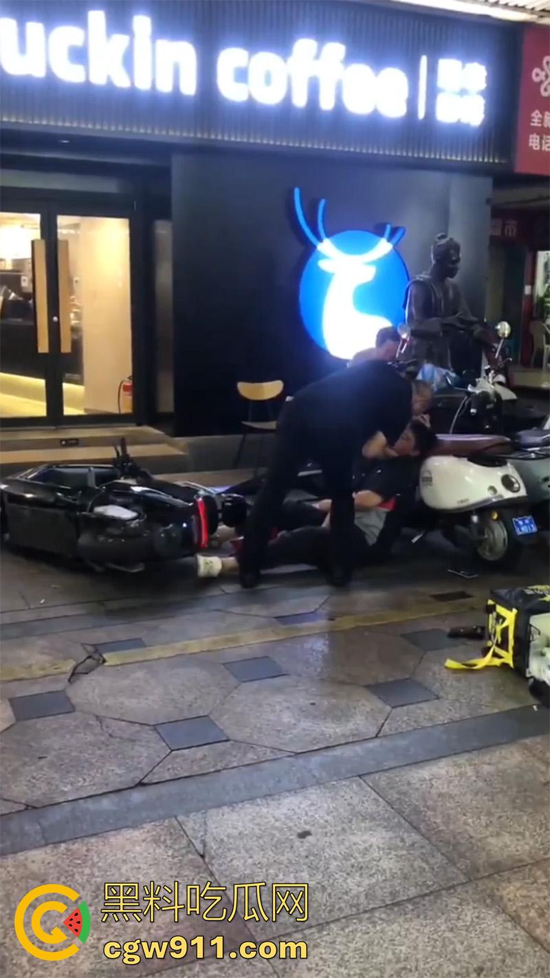 广西柳州瑞幸咖啡又火了，店主爆揍外卖小哥，站长出面后施暴者竟影帝上身，躺地上装死！-5