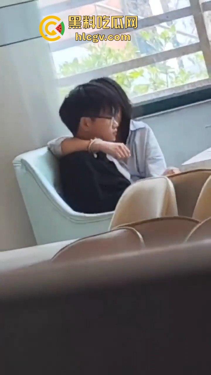 郑州轻工业大学猛料！图书馆里学生妹公然给男友打飞机，偷情现场被偷拍流出！-10