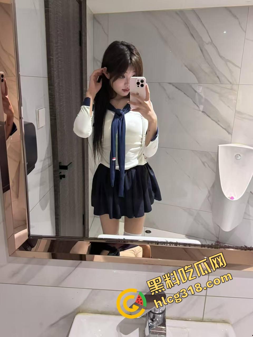 现在小年轻逼瘾太猛,骑小牛电动车都能车震,巷子里妹子张腿坐车上舔逼,随时随地吃海鲜上头!-2