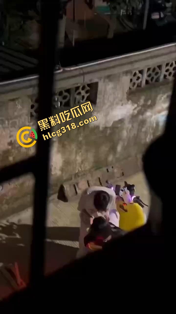 现在小年轻逼瘾太猛,骑小牛电动车都能车震,巷子里妹子张腿坐车上舔逼,随时随地吃海鲜上头!-5