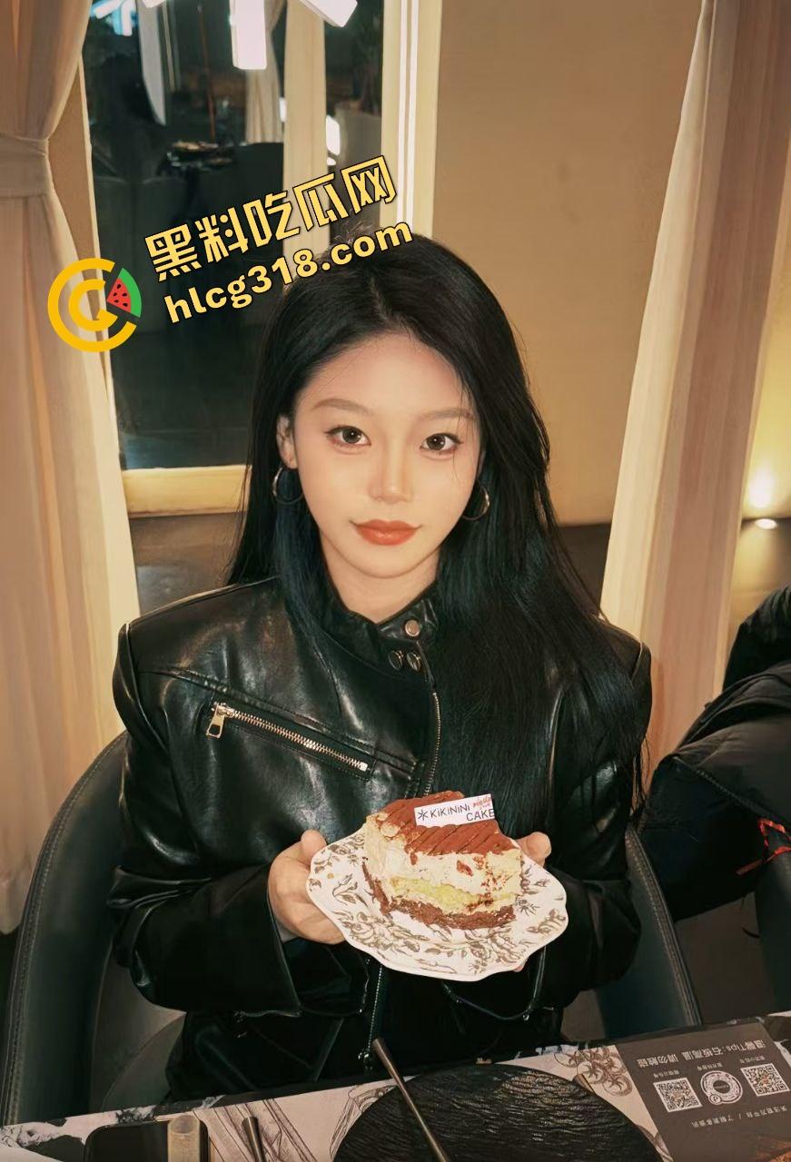 海边捞贝壳结果捞到极品户型，妹子真空出门一弯腰短裙底下整片骚缝露出来，兄弟们这户型值不值下手！-2