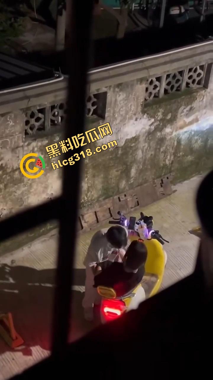 现在小年轻逼瘾太猛,骑小牛电动车都能车震,巷子里妹子张腿坐车上舔逼,随时随地吃海鲜上头!-7